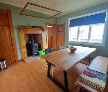 Charming 3BR Home with Garden & Deck! - Photo 6
