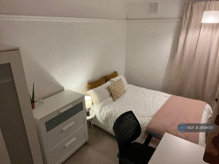 3 bedroom flat to rent - Photo 4