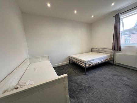 One bedroom First floor flat close to ilford station- £1600 inclusive - Photo 4