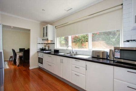 Spacious 2-Bedroom Unit in Prime Location - Photo 5