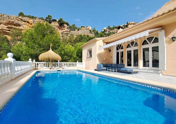 Villa for rent in Cumbre del Sol with 5 bedrooms