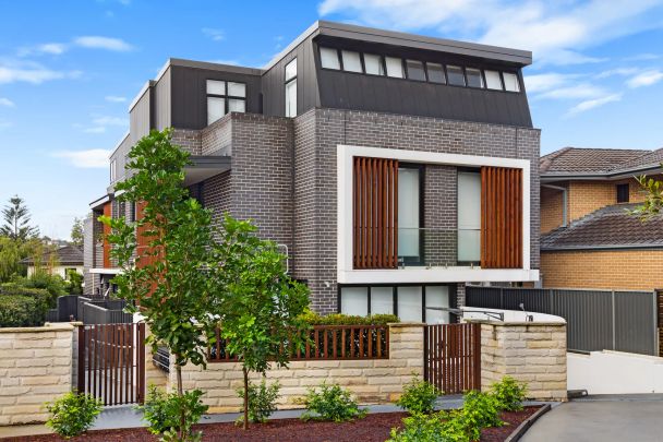 Perfectly located abode with courtyard, storage & secure parking. Level walk to beach - Photo 1