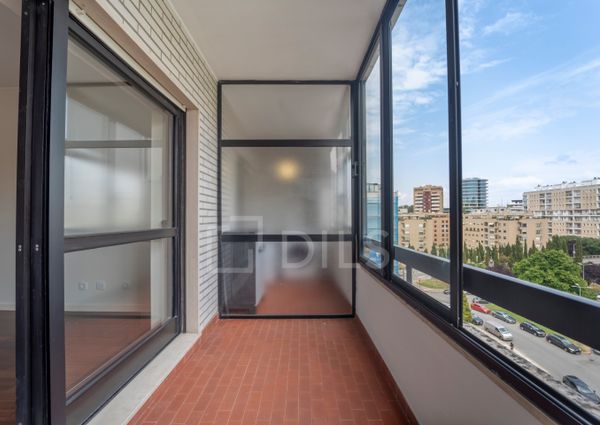 Apartamento T2 renovado para arrendar na Rua São João Bosco