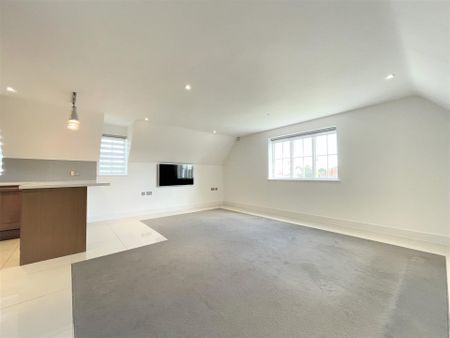 Maisonette to rent with 2 bedrooms, Queens Court, Walton On The Hill - Photo 4