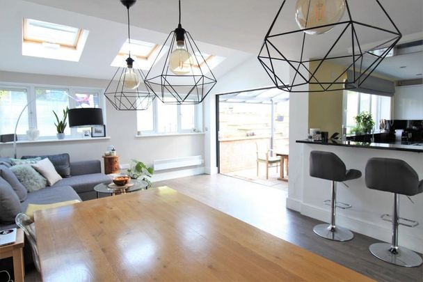 5 bedroom detached house to rent - Photo 1