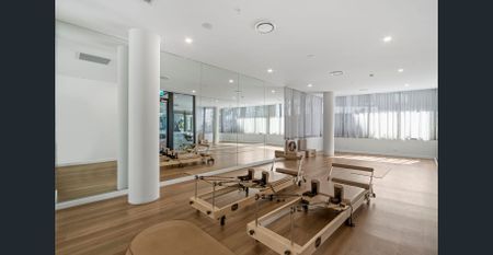 IMMACULATELY PRESENTED FULLY FURNISHED APARTMENT - FACILITIES INCLUDE POOL, GYM, PILATES ROOM AND MORE - Photo 2