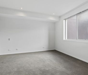 Inner-City Living at it's best - Photo 3