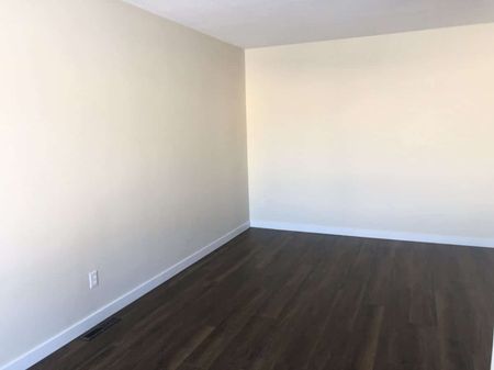 Small Pet Friendly, 2 Bedroom Duplex - Photo 3