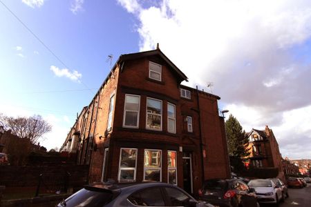 Flat 3, 32 BRUDENELL AVENUE Leeds - LS6 1HD - Photo 2