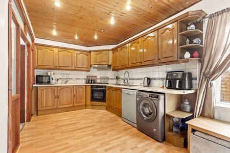 Street Lane, Leeds, West Yorkshire - Photo 2