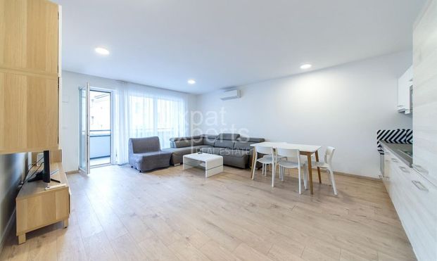 Príjemný 3i byt 68m2, s klímou, balkónom a parkovaním v centre - Photo 1