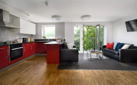 4 Bed Deluxe - Photo 2