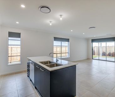 Large Modern Family Home with Spacious Backyard! - Photo 6