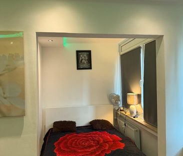 Ein Zimmer nur für ein Monat ab 24.12.25 - 31.01.26 - Photo 3