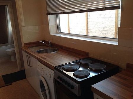 *** Fantastic Three bed student home 1 minute from uni !!! *** - Photo 4