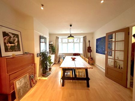 3 Bed Semi-Detached House, Dagnall Park, SE25 - Photo 2