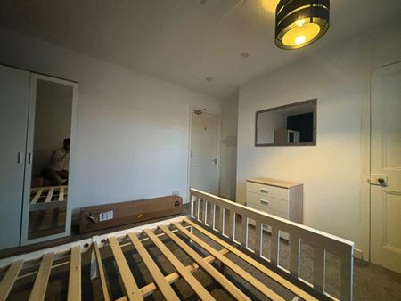1 bedroom in a house share to rent - Photo 2