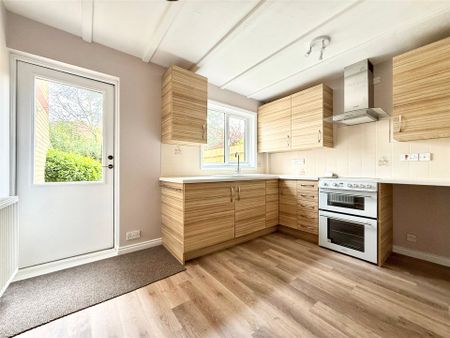 2 bedroom House in Bishops Drive, Wokingham - Photo 4