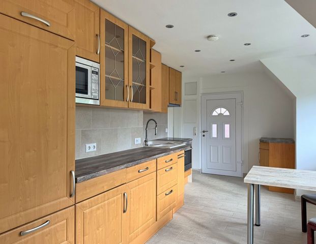 Ideal für Singles: Renovierte 2ZKB-Dachgeschosswohnung inkl. EBK in ruhiger Lage von Ostgroßefehn - Foto 1