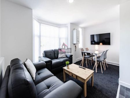 4 bedroom flat to rent - Photo 2