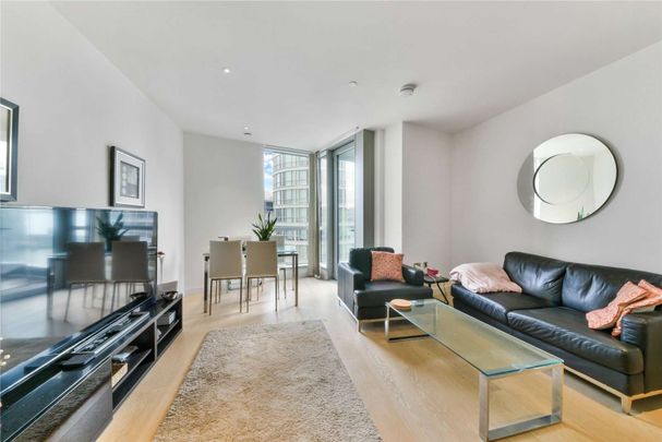 We are proud to offer this delightful modern one double bedroom apartment in a sought after luxury residential compound near Canary Wharf. - Photo 1