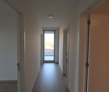 Prachtig gelijkvloers nieuwbouwappartement (BEN) met 3 slaapkamers, terras, tuin, ondergrondse autostaanplaats en kelderberging. - Photo 6