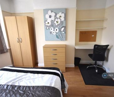 4 bedroom semi-detached house to rent - Photo 5