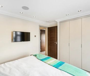 3 bedroom flat in London - Photo 6