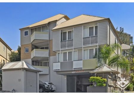 Ideally Located - 2 Bedroom Furnished Apartment - Photo 4