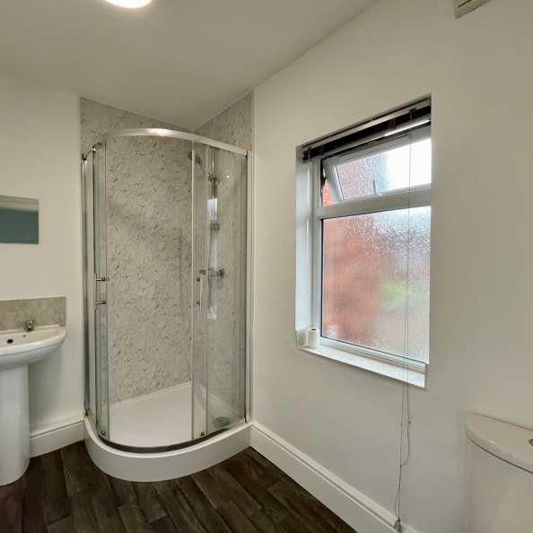 Arthur St // Bed & Bath // June, LN5 - Photo 1