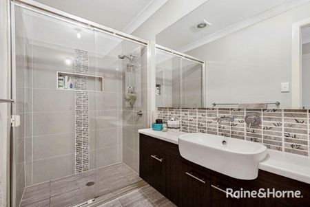 Lovely 3 Bedroom Home in Minto - Photo 3