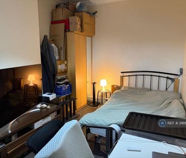 1 bedroom in a house share to rent - Photo 2