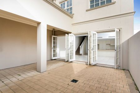 A classic beauty offering a cosmopolitan lifestyle! - Photo 2