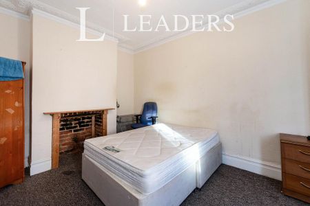 1 bedroom in a house share to rent - Photo 4