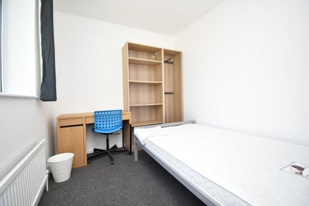 5 bedroom semi-detached house to rent - Photo 2