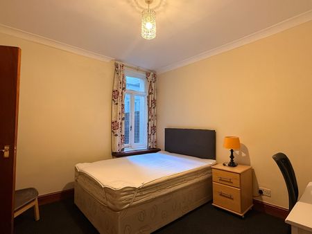 2 Bed Flat, Penywern Road, SW5 - Photo 2