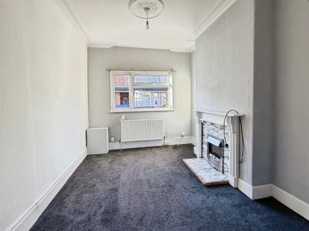 3 bedroom Terraced House To Let - Photo 2