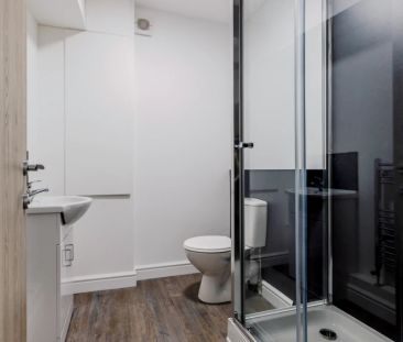 Three Bed Flat - Photo 6