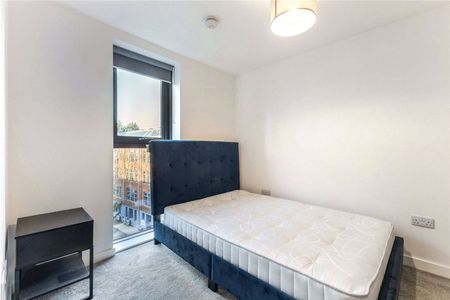 Parking included! Sizeable two double bedroom apartment in the Downtown development. Offering a host of top of the range facilities! - Photo 4