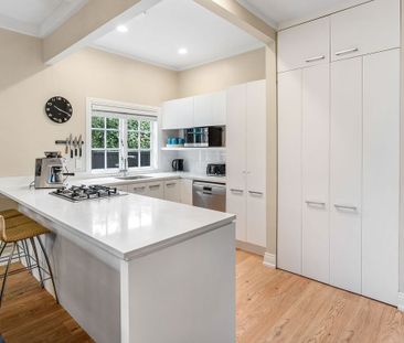 Modern Character - Photo 4