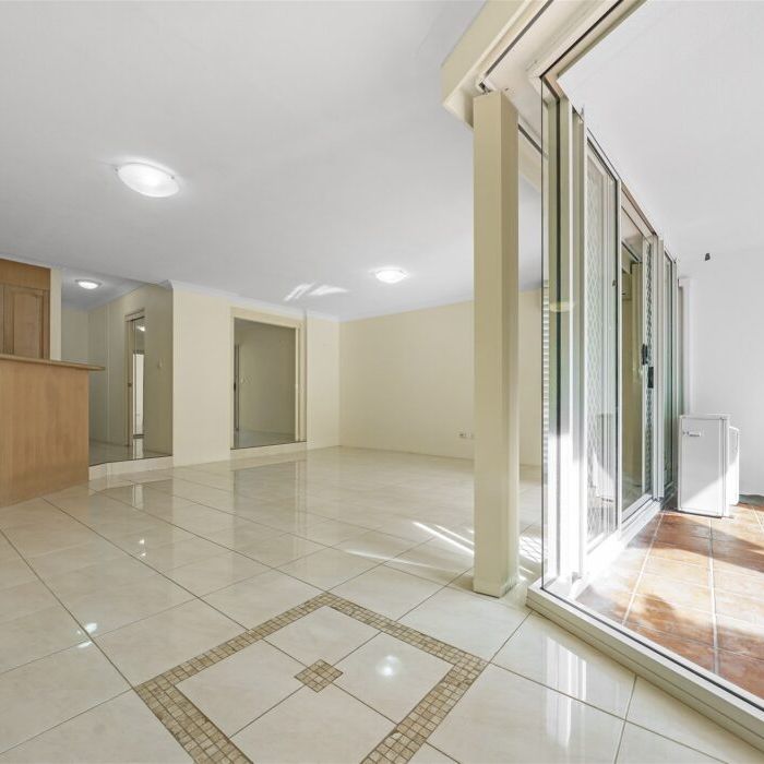 LOCATION! LOCATION! SPACIOUS GROUND FLOOR UNIT -2 MINUTES to the Beach "Villas De La Plage" 3 Bed 2 Bath 1 Secure Carspace-2 Large Alfresco Balconies - Photo 1