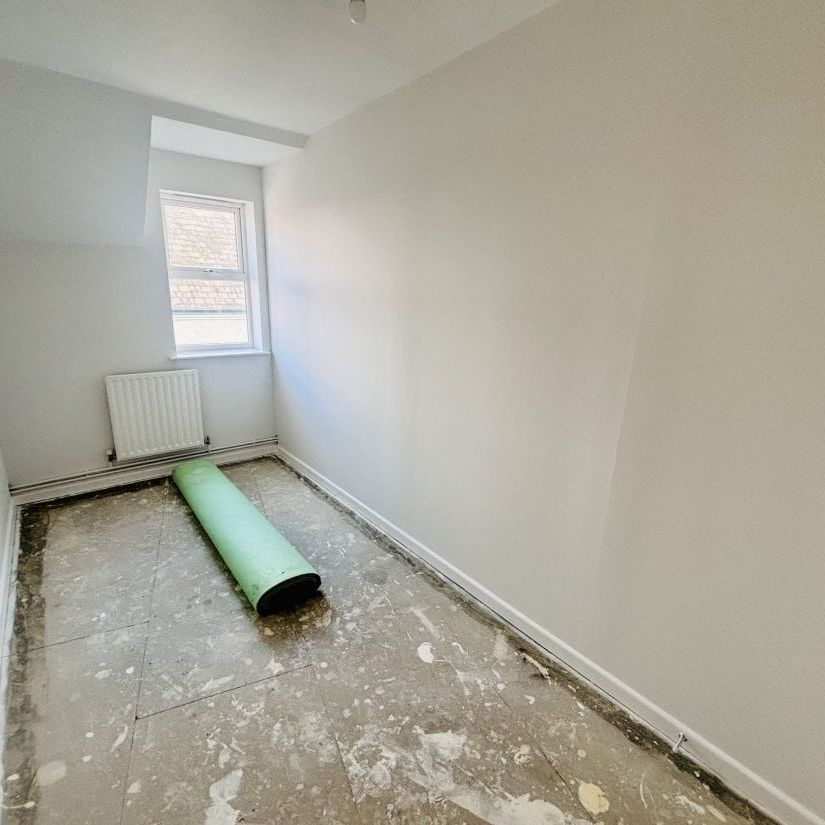 The Triangle, BARRY - Photo 1