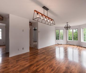 Libre ! Haut de triplex 5 1/2 entièrement rénové - appartment à louer - Photo 3
