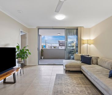 Sunsets & Lifestyle in your Stylish City Apartment - Photo 6