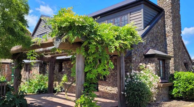 "Ye Olde Worlde" - Photo 1