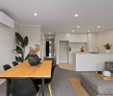 3 Bedroom 3 Bathroom in sought after Hamilton East - pets allowed. - Photo 2