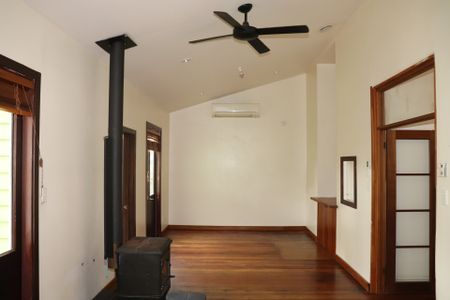 Cosy 5-Bedroom Home with lots of Character - Surrounded by Fruit Trees - Photo 3