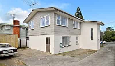 Sunny and spacious 3 bedrooms on upstairs main house - Photo 3