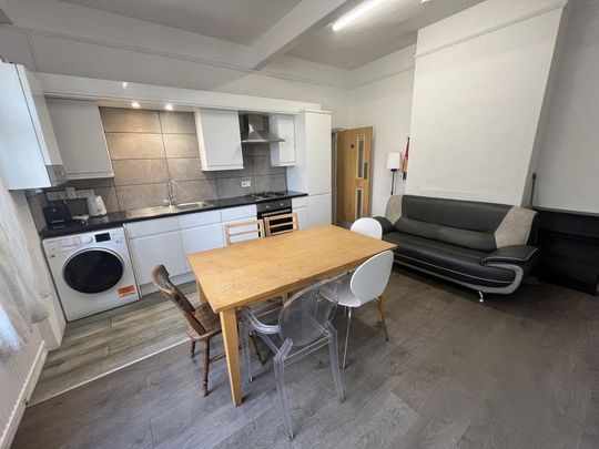 4 bedroom flat to rent - Photo 1