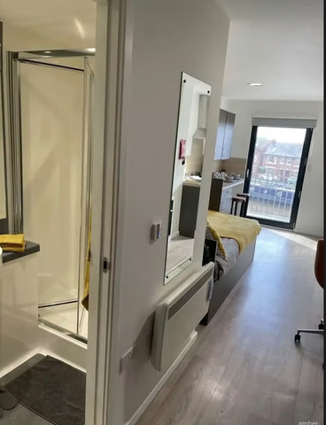 1 bedroom in a flat share to rent - Photo 3